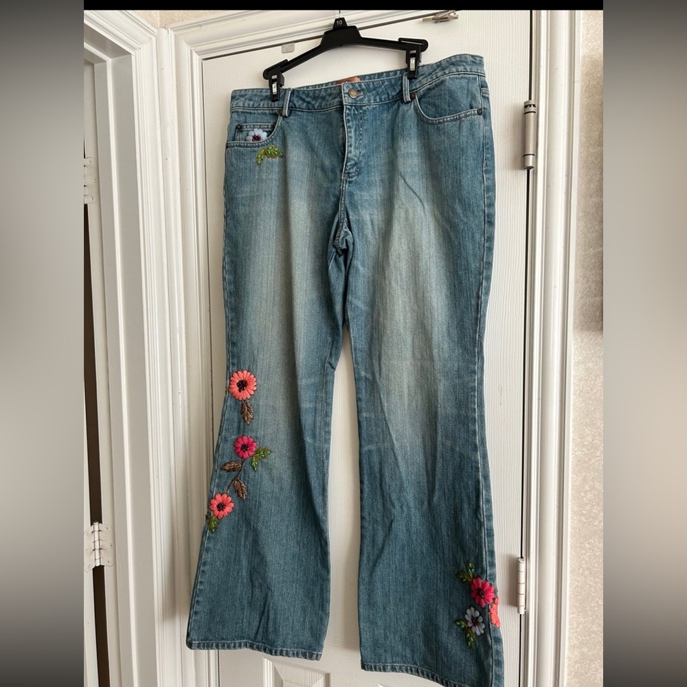 Dana Buchman floral embroidered jeans. Tag size 14. Flare Leg. EUC